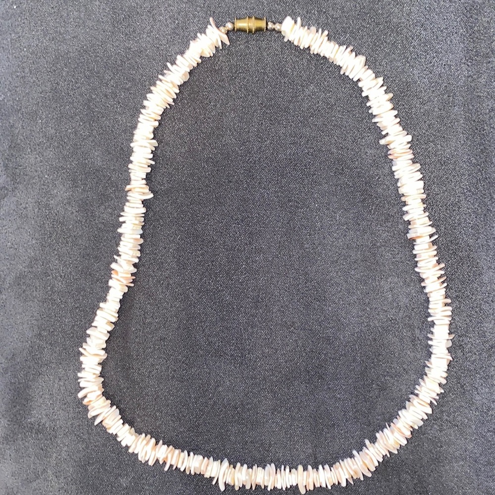 ⭐️ 3/$10 VINTAGE pink and white shell necklace. 1980s.